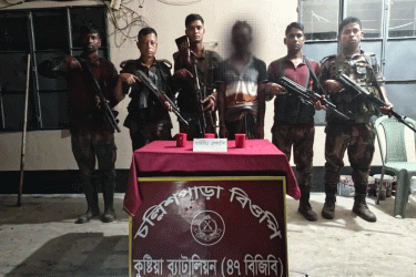 দৌলতপুর সীমান্তে তিনটি ককটেলসহ এক ব্যক্তি আটক