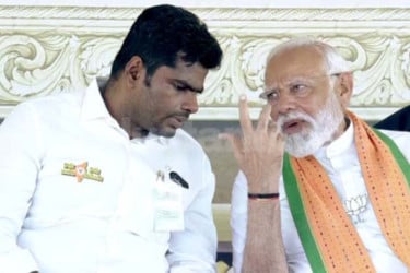 মোদির ঘনিষ্ঠ নেতার সরে দাঁড়ানোয় চাপে বিজেপি