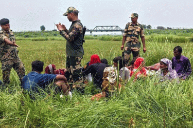নওগাঁ সীমান্তে ১৭ জনকে পুশইন, পুশব্যাকের চেষ্টা বিজিবির