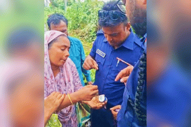 আহত যাত্রী যেভাবে ফিরে পেলেন আড়াই ভরি স্বর্ণালংকার
