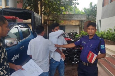 সরকারি কর্মকর্তা সেজে প্রতারণা, চক্রের দুই সদস্য গ্রেপ্তার
