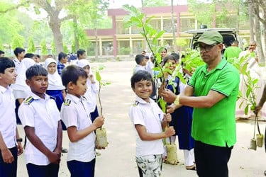 প্রকৃতিপ্রেমী শিক্ষকের সবুজ অভিযান