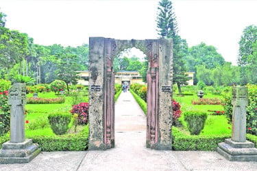 অযত্নে ম্লান ইতিহাসের দুর্লভ নিদর্শন