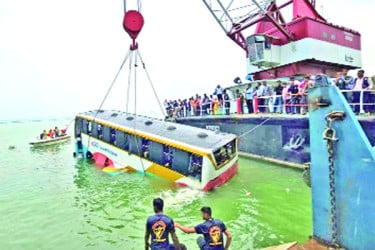 ফেরি থেকে আবার পদ্মায় বাস