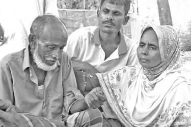 ৩৮ বছর পর অভিমান ভেঙে জন্মভিটায়