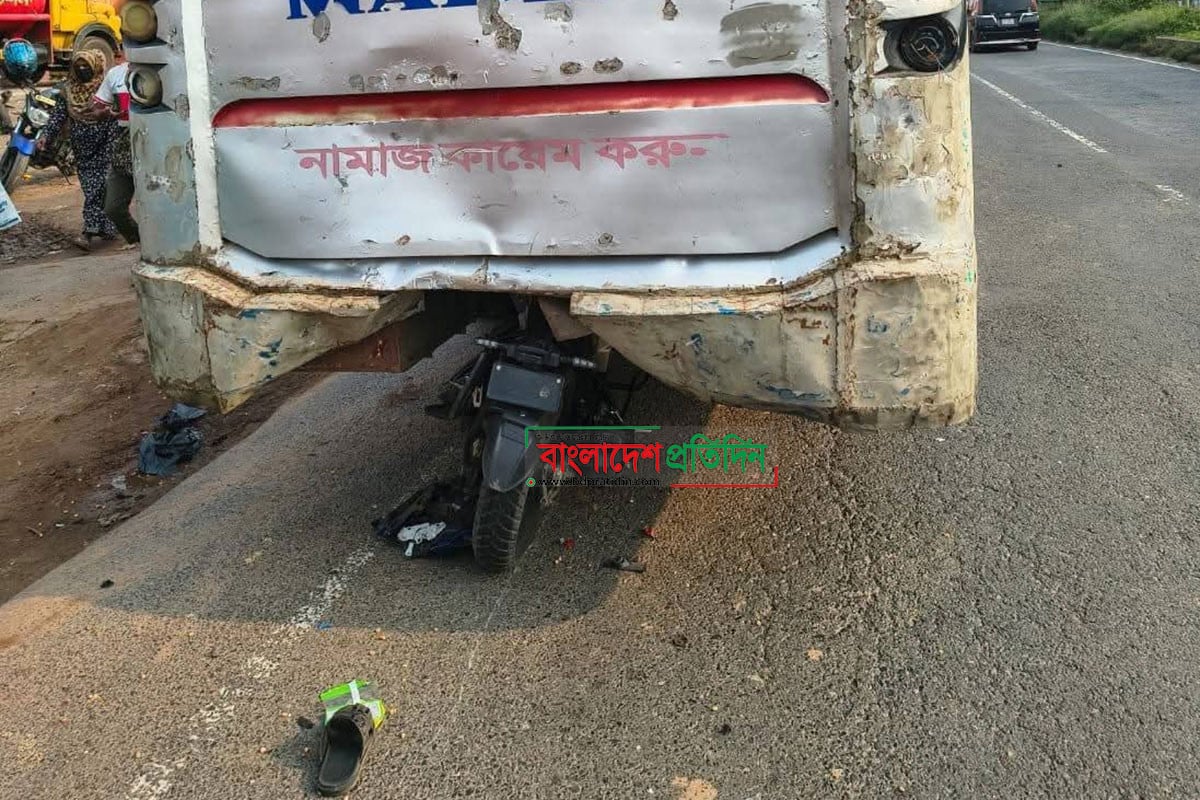 কুমিল্লায় দাঁড়িয়ে থাকা বাসে মোটরসাইকেলের ধাক্কা, নিহত ২