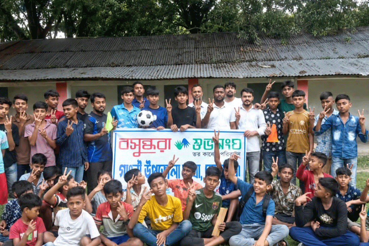 গাংনীতে তরুণদের খেলাধুলায় ফেরাতে বসুন্ধরা শুভসংঘের ফুটবল বিতরণ