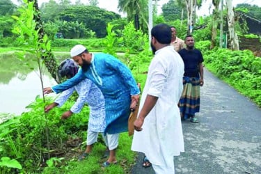 পরিবেশ দিবসে বসুন্ধরা শুভসংঘের গাছের চারা বিতরণ