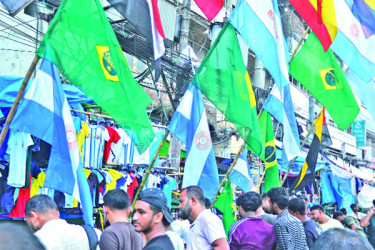 বিশ্বকাপের উন্মাদনা ঢাকার ফুটপাতেও