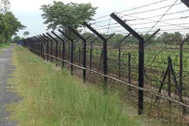 চাঁপাইনবাবগঞ্জ সীমান্ত থেকে ২৮জনকে সরিয়ে নিয়েছে বিএসএফ