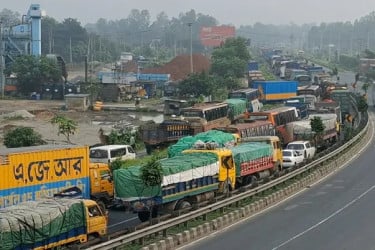 ঢাকা-টাঙ্গাইল মহাসড়কে ১৮ কিলোমিটার যানজট, চরম ভোগান্তি