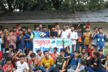 গাংনীতে তরুণদের খেলাধুলায় ফেরাতে বসুন্ধরা শুভসংঘের ফুটবল বিতরণ