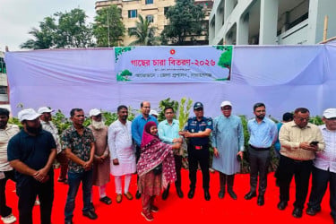 নারায়ণগঞ্জে জেলা প্রশাসনের উদ্যোগে গাছের চারা বিতরণ