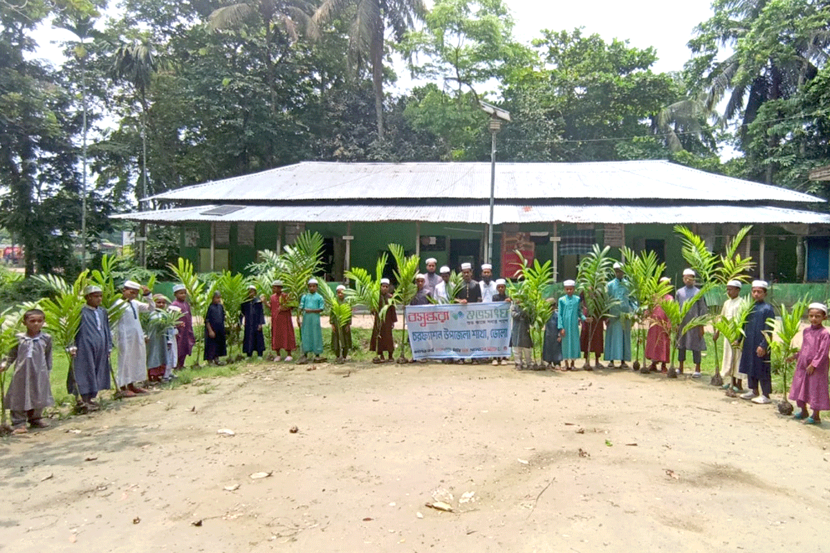 চরফ্যাশনে প্লাস্টিকের বিনিময়ে চারাগাছ উপহার দিলো বসুন্ধরা শুভসংঘ