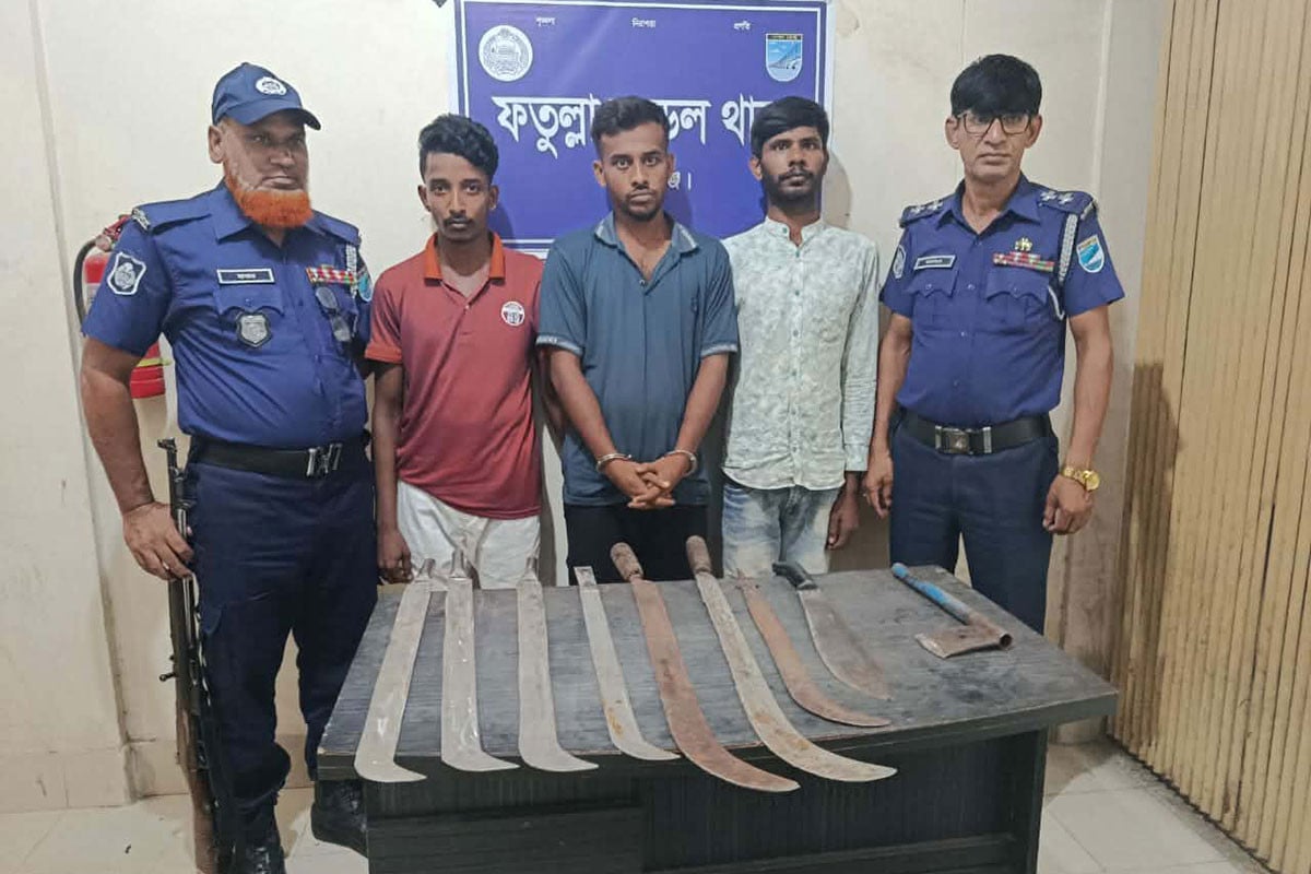 ফতুল্লায় প্রতিবেশীর বাড়িতে হামলা, দেশীয় অস্ত্রসহ গ্রেফতার ৪