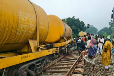 কোটচাঁদপুরে ট্রেন লাইনচ্যুত, খুলনার সঙ্গে উত্তরবঙ্গের রেল যোগাযোগ বন্ধ