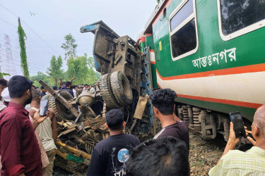 পাহাড়িকা এক্সপ্রেসের সঙ্গে ট্রাকের সংঘর্ষ, ঢাকা-চট্টগ্রাম রুটে ট্রেন চলাচল বন্ধ