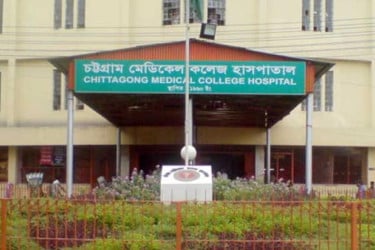 চমেকে ইন্টার্ন চিকিৎসকদের অনির্দিষ্টকালের কর্মবিরতি শুরু