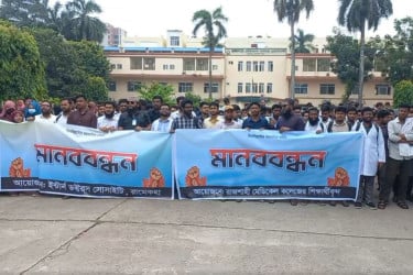 কর্মবিরতিতে রামেক হাসপাতালের ইন্টার্ন চিকিৎসকরা
