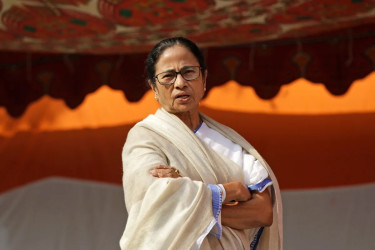 হঠাৎ কলকাতায় বৈঠক বাতিল, বিকালে দিল্লি গেলেন মমতা