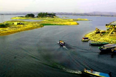 খরায় যৌবন হারিয়েছে কাপ্তাই হ্রদ