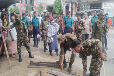 চট্টগ্রামে সড়ক-ফুটপাত থেকে দেড় শতাধিক দোকান উচ্ছেদ