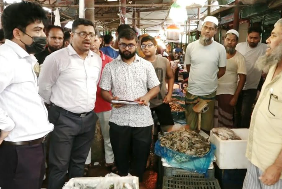 মাইজদী পৌর বাজারে ভেজাল চিংড়ি জব্দ, দুই ব্যবসায়ীকে জরিমানা