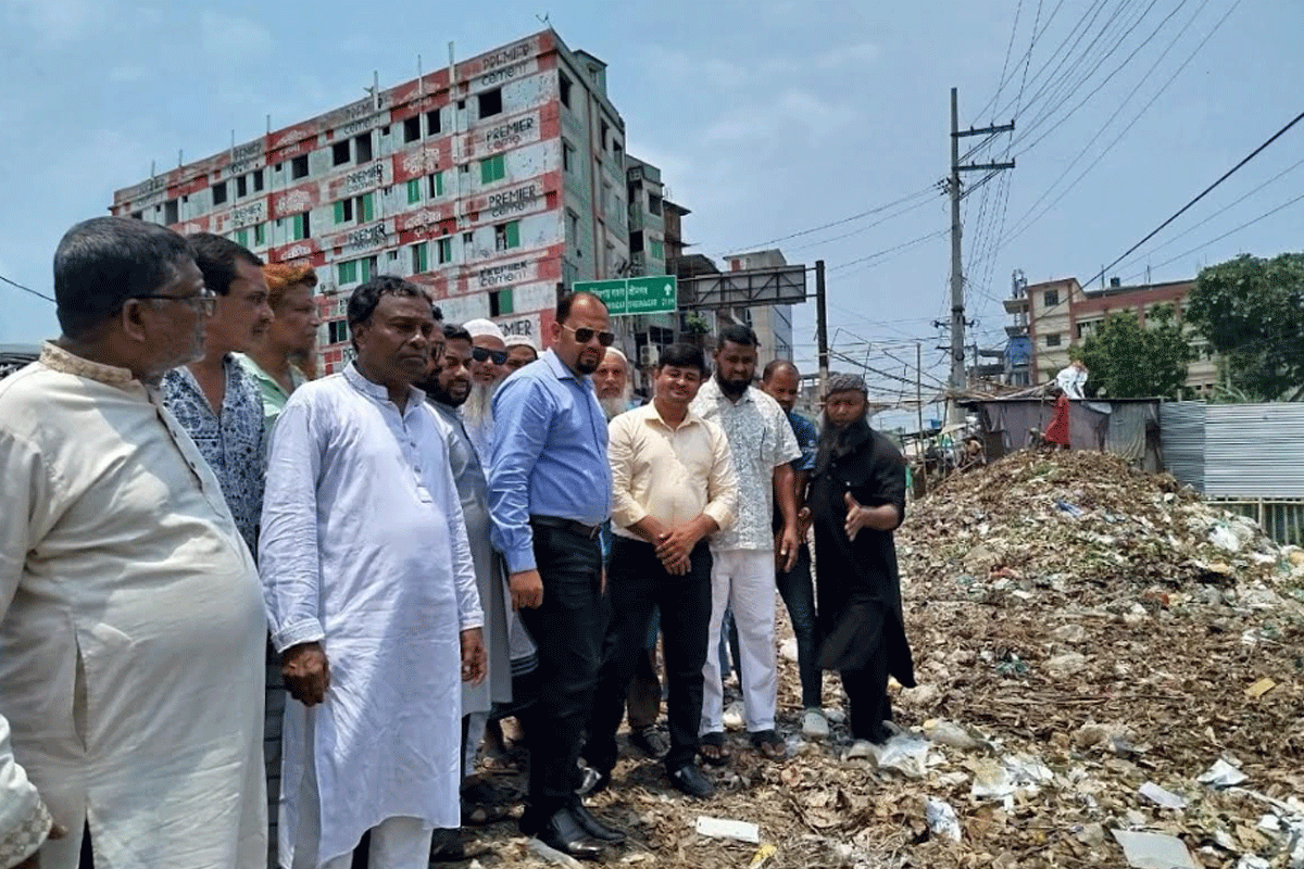 মুন্সীগঞ্জে ১৫ বছরের ময়লার স্তূপ অপসারণ শুরু