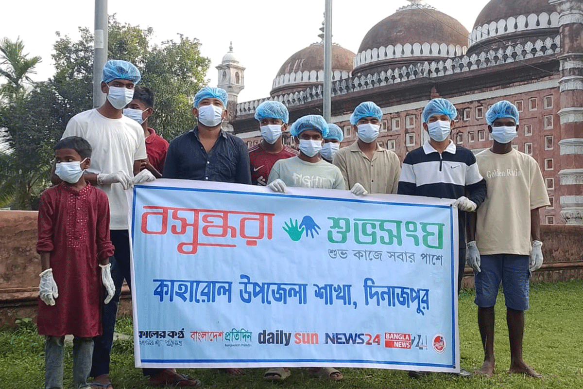 কাহারোলে ঐতিহাসিক নয়াবাদ মসজিদ প্রাঙ্গণ পরিচ্ছন্ন করলো বসুন্ধরা শুভসংঘ