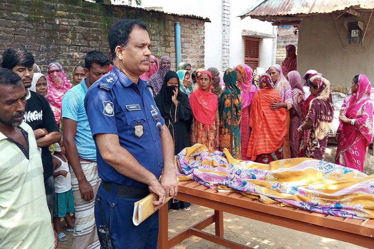আম পাড়া নিয়ে বিরোধে বৃদ্ধকে পিটিয়ে হত্যায় পিতা-পুত্র আটক
