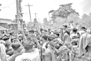 বিড়িশ্রমিকদের অবরোধ