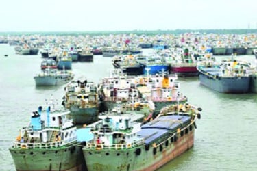 ২৫ ধরনের আড়াই লাখ নৌযানে ভরা নদী