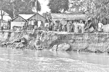 নদীভাঙনে দিশাহারা মানুষ