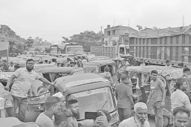 চাঁদাবাজির প্রতিবাদে মহাসড়ক অবরোধ, যান চলাচল বন্ধ
