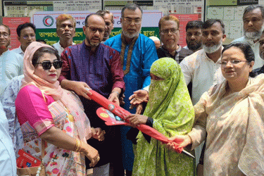 টাঙ্গাইলে কর্মজীবী অসহায়দের মাঝে রেড ক্রিসেন্ট সোসাইটি