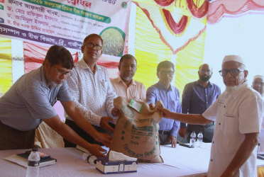 ব্রিতে আমন মৌসুমের বীজ বিতরণ কার্যক্রম উদ্বোধন