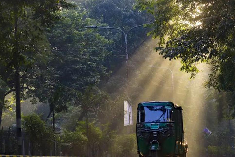 রাজধানী ঢাকার বাতাসে স্বস্তি, দূষণের শীর্ষে লাহোর