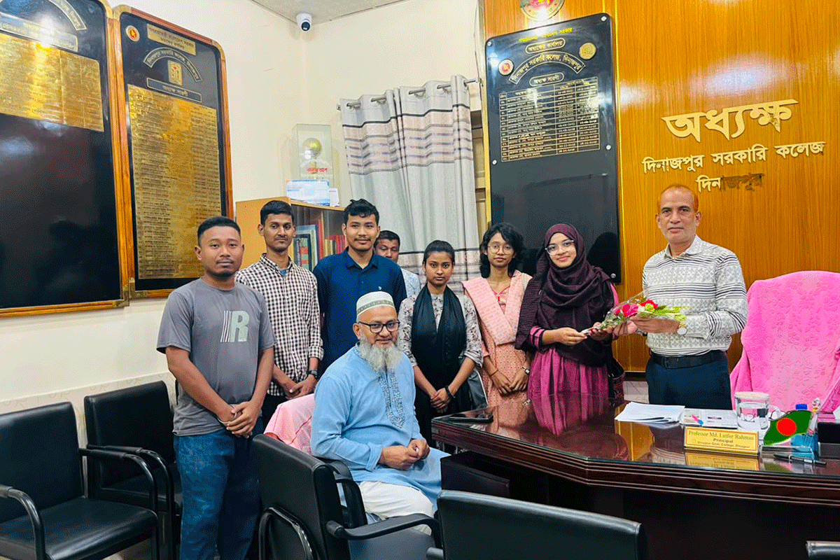 বসুন্ধরা শুভসংঘের দিনাজপুর সরকারি কলেজ শাখার প্রধান উপদেষ্টাকে ফুলের শুভেচ্ছা