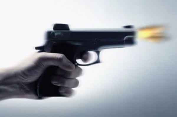 নোয়াখালীতে প্রকাশ্যে যুবককে গুলি