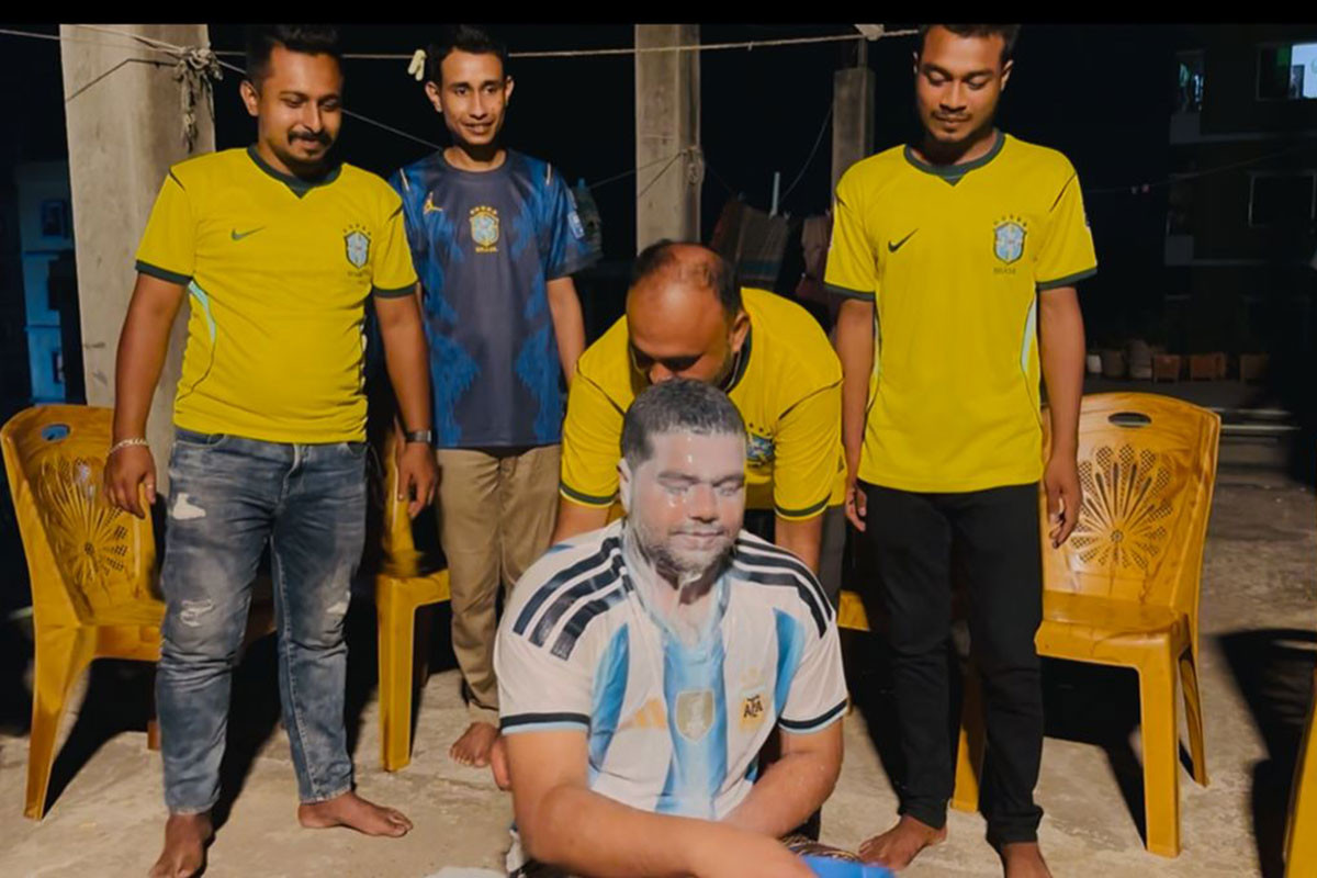 দুধ দিয়ে গোসল করে ব্রাজিলে যোগ দিলেন আর্জেন্টিনার সমর্থক