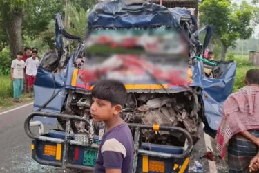 দাঁড়িয়ে থাকা ট্রাকে পিকআপের ধাক্কা, নিহত ৪