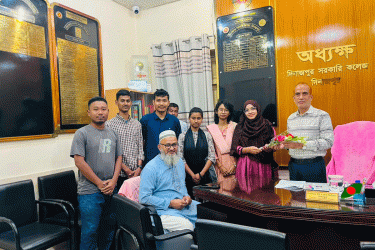 বসুন্ধরা শুভসংঘের দিনাজপুর সরকারি কলেজ শাখার প্রধান উপদেষ্টাকে ফুলের শুভেচ্ছা