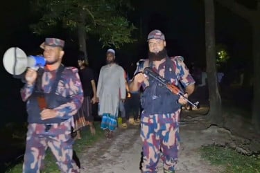 পুশ-ইন ঘিরে নেত্রকোনা সীমান্ত এলাকায় গ্রামবাসীদের নিয়ে বিজিবির টহল