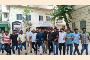 জবি ক্যাম্পাসে প্রকাশ্যে 'নিষিদ্ধ ছাত্রলীগের' কর্মসূচির পর ছাত্রদলের বিক্ষোভ মিছিল