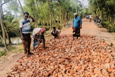 কলাপাড়ায় যুবদল নেতার উদ্যোগে সড়ক মেরামত