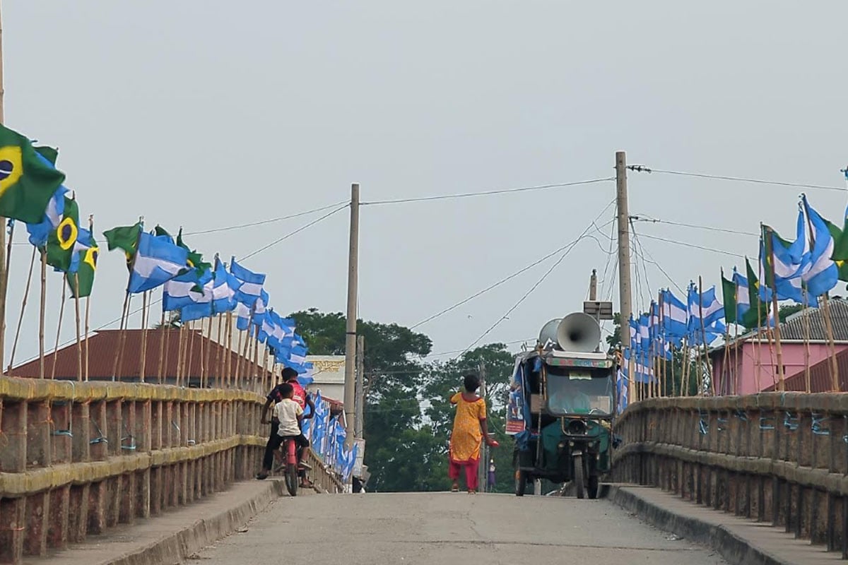 বিশ্বকাপের উন্মাদনায় মোংলার চিলা ব্রিজে শোভা পাচ্ছে বিভিন্ন দলের ১৮০টি পতাকা