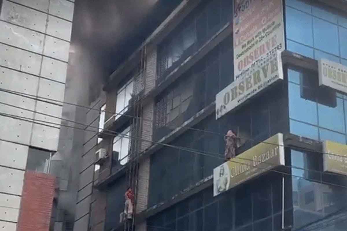 ধানমন্ডিতে বহুতল ভবনে আগুন