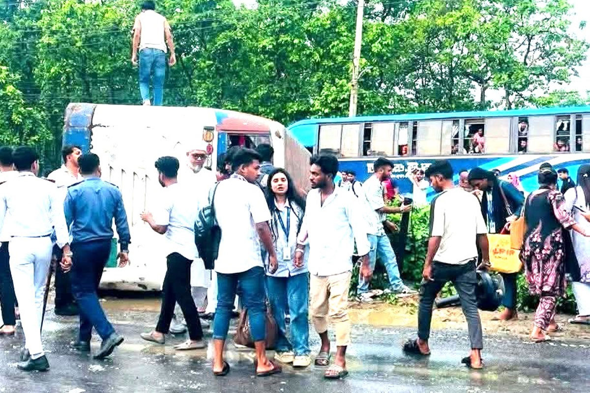 গাজীপুরে বাস উল্টে আহত ২০ শিক্ষার্থী