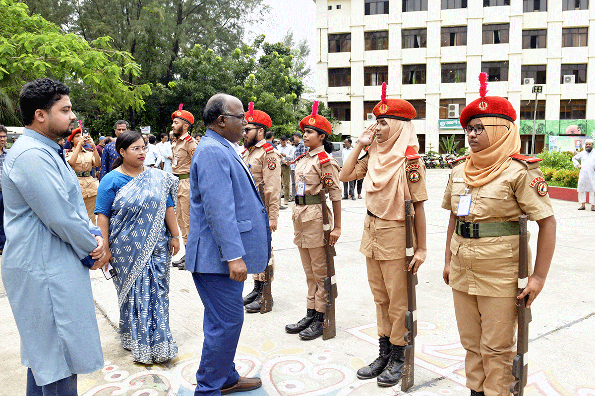 নোবিপ্রবির উপ-উপাচার্যকে গার্ড অব অনার প্রদান