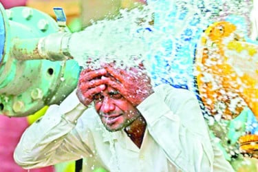 উষ্ণতার পারদ চড়ছেই